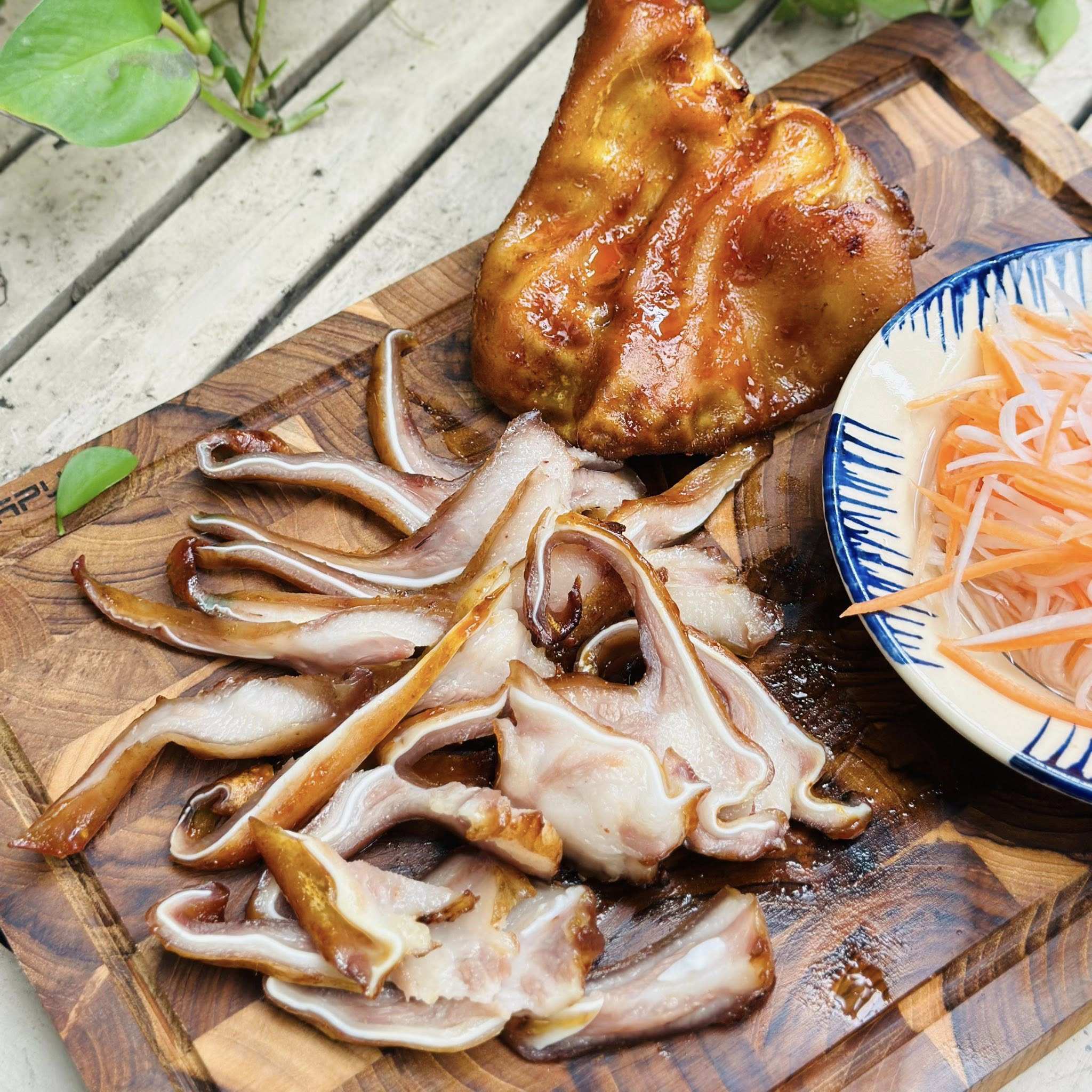 Lấy ra để nguội bớt rồi thái lát mỏng vừa ăn. Tai heo giòn sần sật, thấm xốt từ trong ra ngoài, cay nhẹ, mặn ngọt rất cuốn.