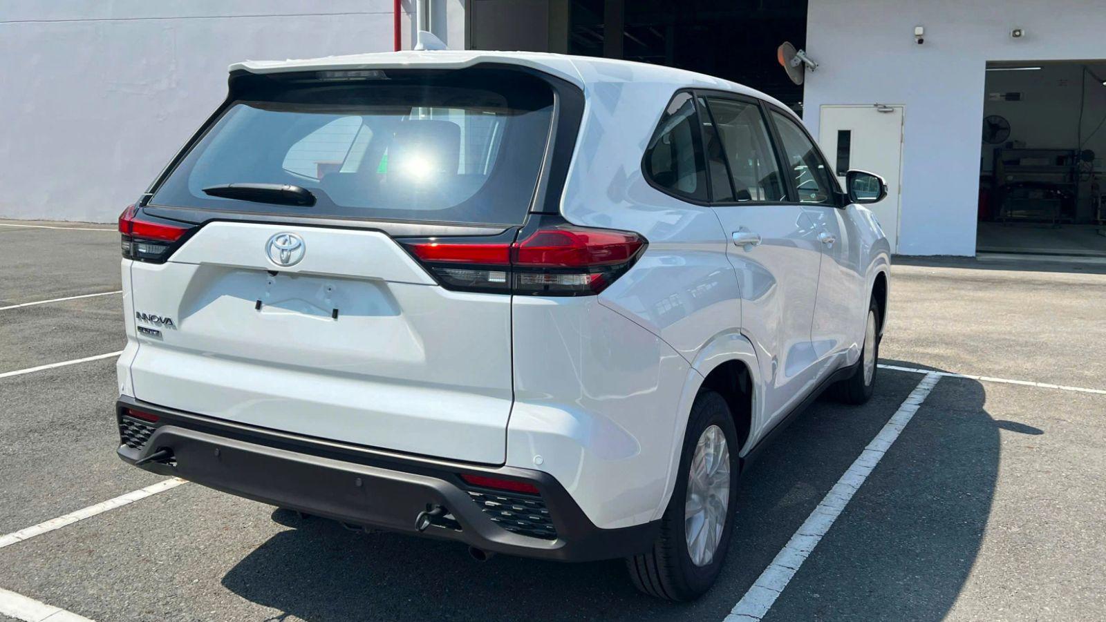 Mức giá 730 triệu đồng của Innova Cross 2.0G đang tạo ra áp lực không nhỏ lên đối thủ VinFast Limo Green.