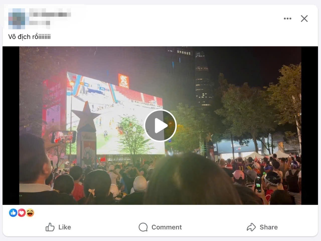 Hình ảnh ăn mừng chiến thắng tại phố đi bộ có màn hình LED "khủng" tường thuật trực tiếp trận đấu.