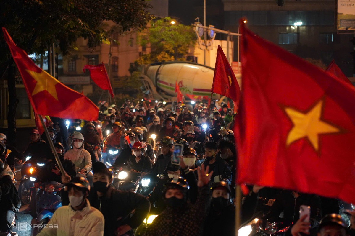 Dòng người đông nghịt trên đường Đại Cồ Việt (Hà Nội) ăn mừng chiến thắng của U22 Việt Nam. Ảnh: Hoàng Giang