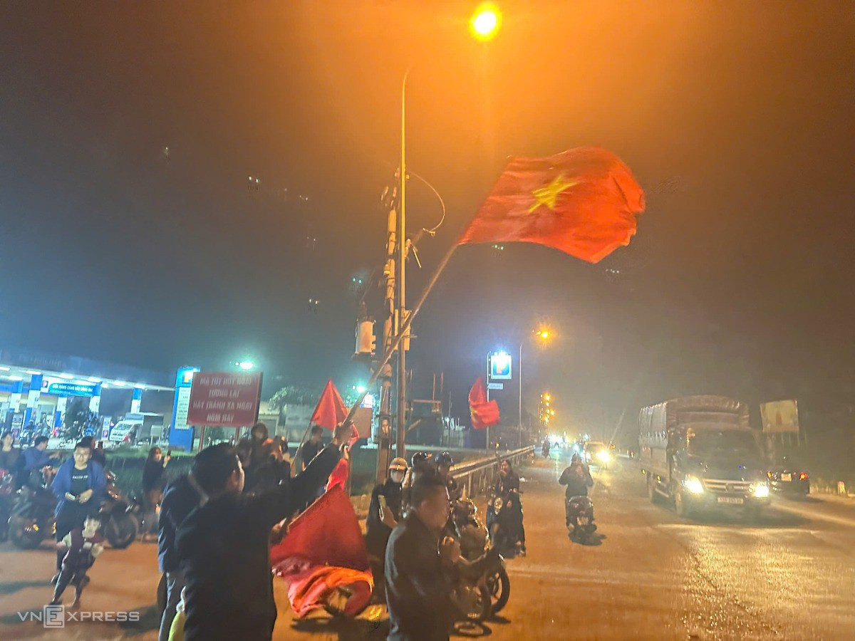 Trên quốc lộ 6 cửa ngõ phía tây dẫn vào trung tâm Hà Nội nhiều người dân cầm cờ cổ vũ đổ ra đường. Video: Gia Chính