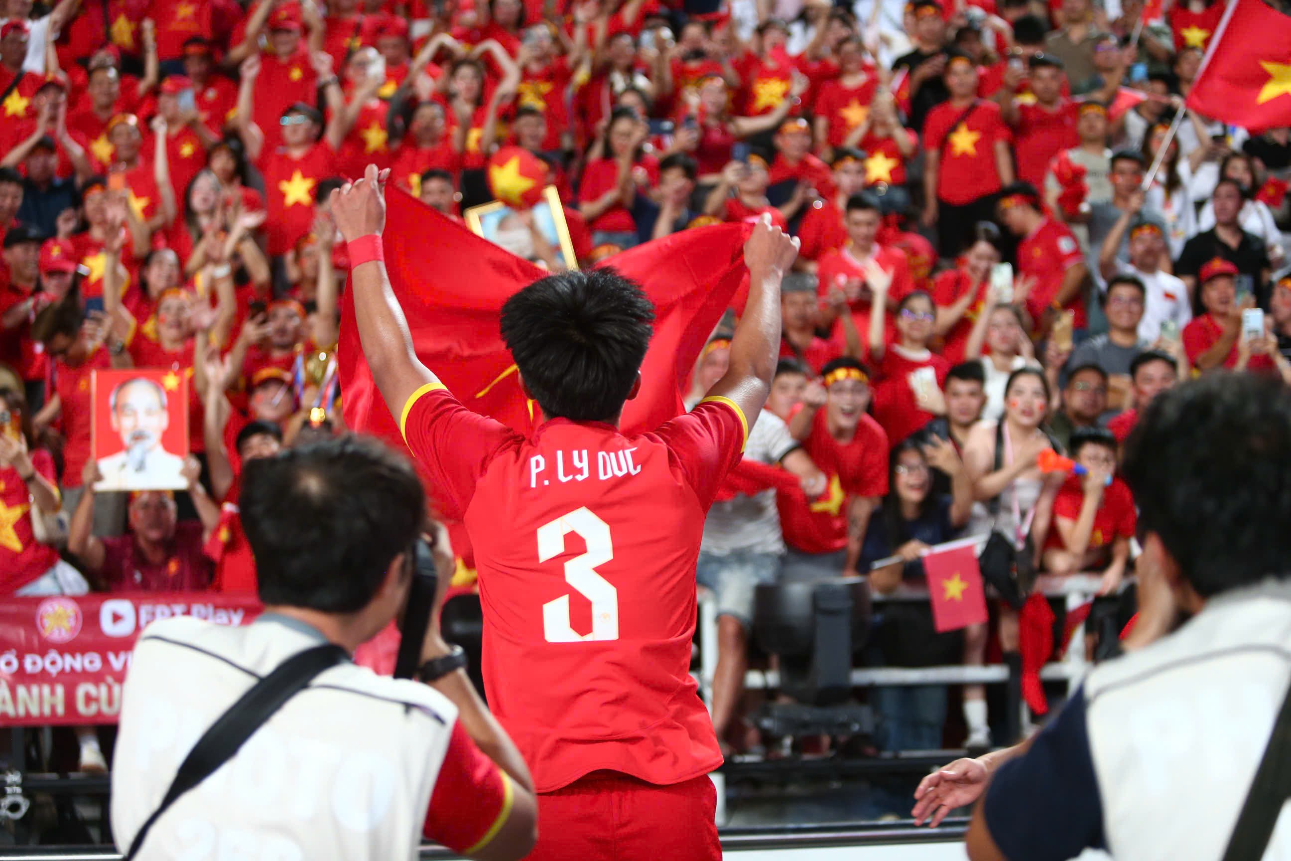 Lý Đức giơ cao lá cờ Việt Nam về phía khán giả&nbsp;
