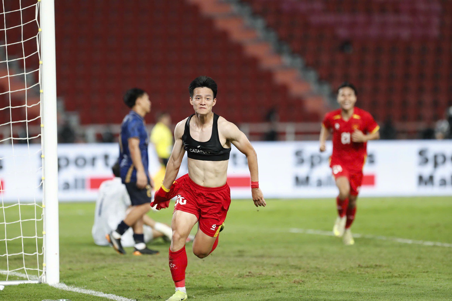 Thanh Nhàn cởi áo ăn mừng bàn nâng tỷ số lên 3-2 cho U22 Việt Nam