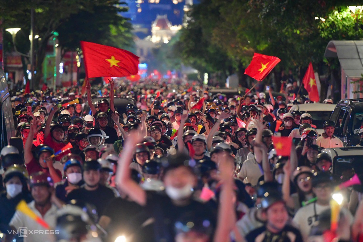 Người hâm mộ chật kín trên đường Nguyễn Huệ. Ảnh: Thanh Tùng