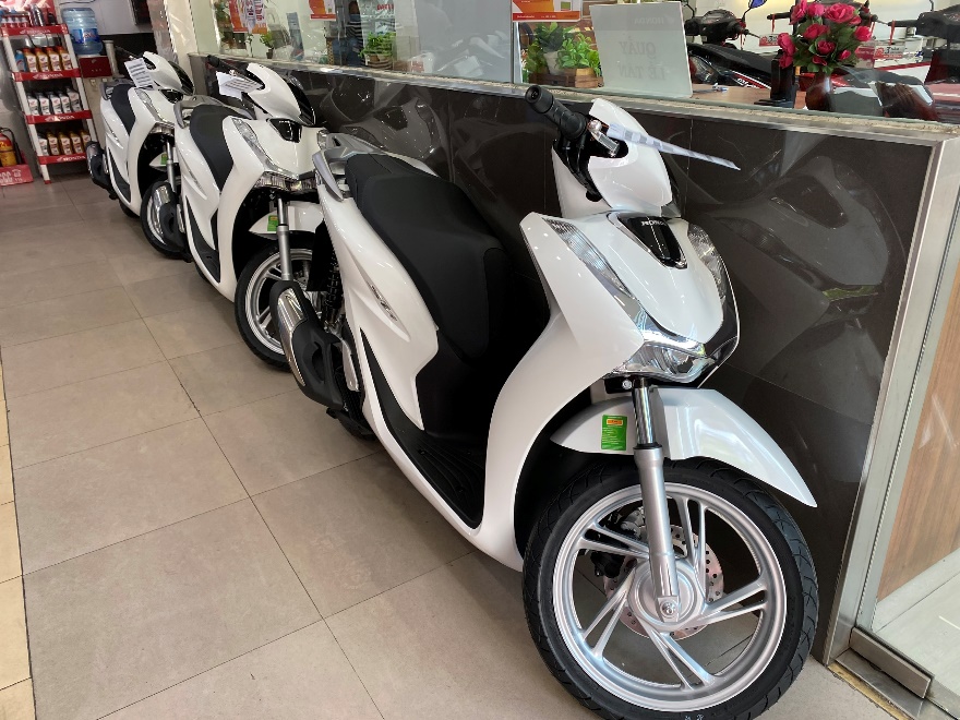 VinFast dẫn dắt xu hướng xe điện, xe xăng xuống giá hàng loạt trong mùa cao điểm cuối năm - 1