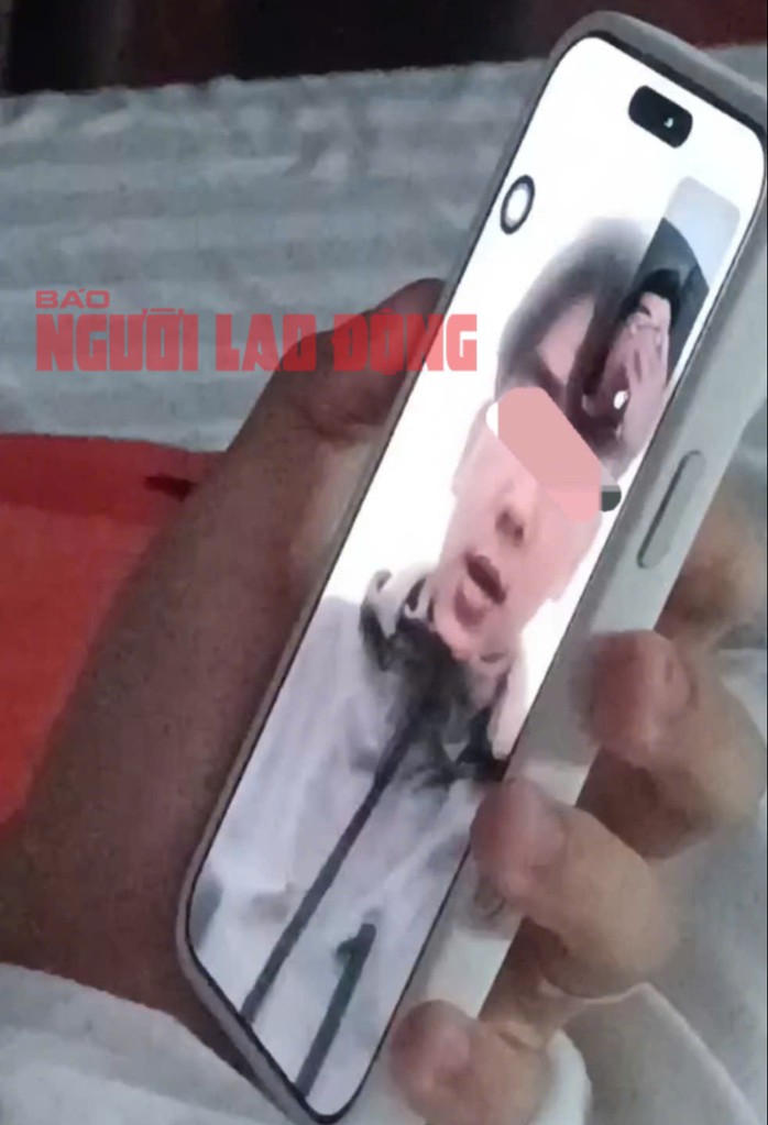 Hình ảnh nam sinh gọi về cho mẹ của mình báo bị bắt cóc. Ảnh cắt ra từ clip