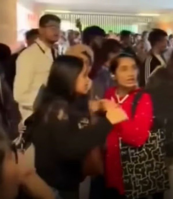 Video thang cuốn tăng tốc như tàu lượn ở đại học Bangladesh, sinh viên “hú hồn” - 1