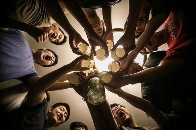 Cuộc sống luôn có nhiều ngã rẽ. Con đường bạn chọn cũng chính là cách bạn định nghĩa hạnh phúc. Ảnh minh họa