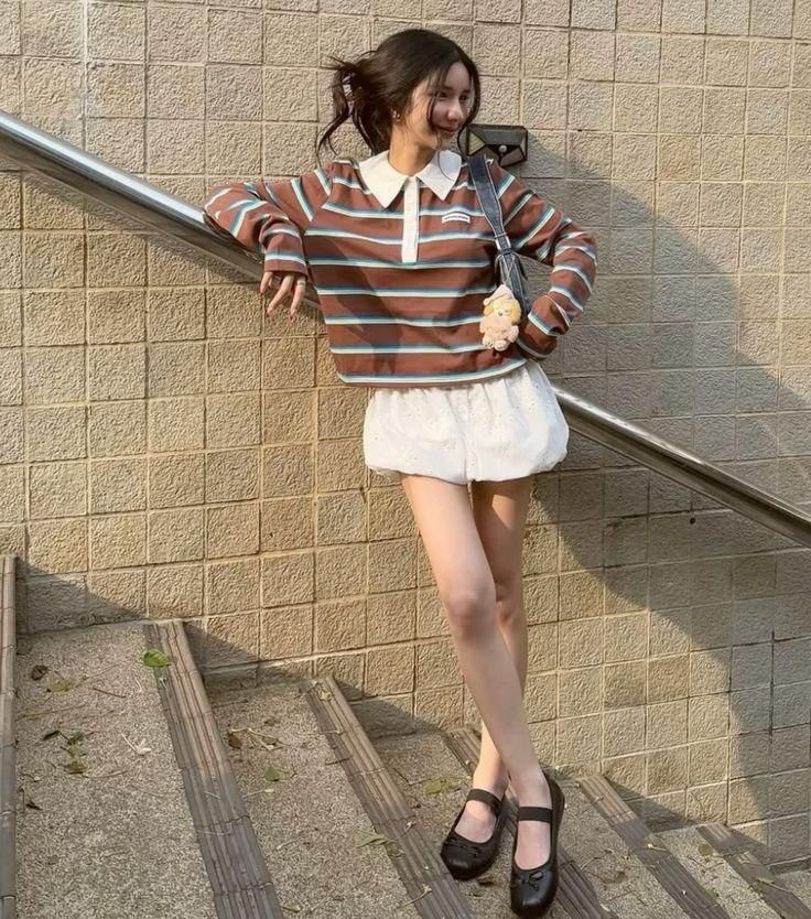 Từng được xem là mốt thảm họa của thập niên 1980, áo polo dài tay trở lại và gây sốt. Những người yêu thích mẫu áo này hầu hết là học sinh, sinh viên, dân văn phòng dưới 35 tuổi. Chúng thường được phối với váy ngắn, quần jeans ống rộng hoặc ống đứng.