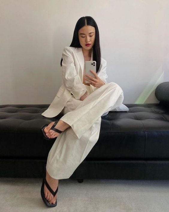 Danh sách thiết kế được mua sắm nhiều còn có dép xỏ ngón. Vogue cho rằng món đồ này lên ngôi là do ngày càng nhiều người hướng đến sự tiện lợi và thoải mái trong thời trang.