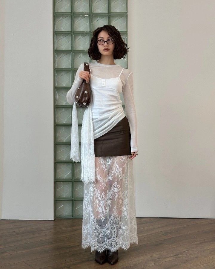 Đồ ren xuất hiện ồ ạt trên Instagram trong sáu tháng qua. Theo Vogue, nhiều thương hiệu bán hết hàng nhanh chóng và tái sản xuất nhiều lần. Một trong những thiết kế được các cô gái sắm nhiều là áo hai dây hoặc váy bằng satin đắp ren.