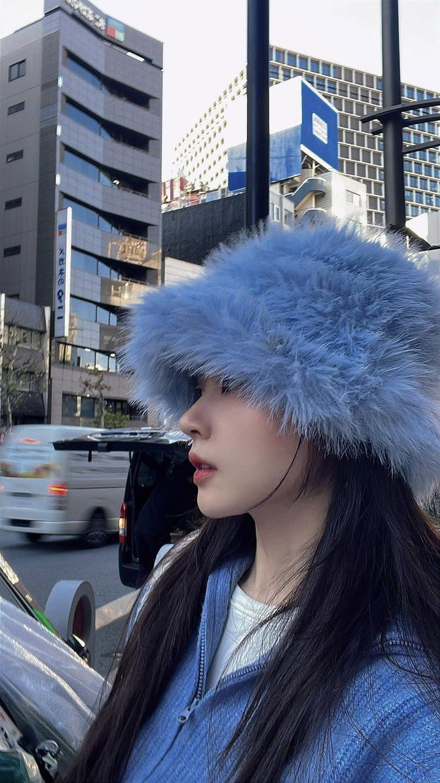 Không phô trương, bộ trang phục màu xanh ghi điểm nhờ sự hài hòa và tinh tế – đúng với phong cách thanh lịch Midu theo đuổi.