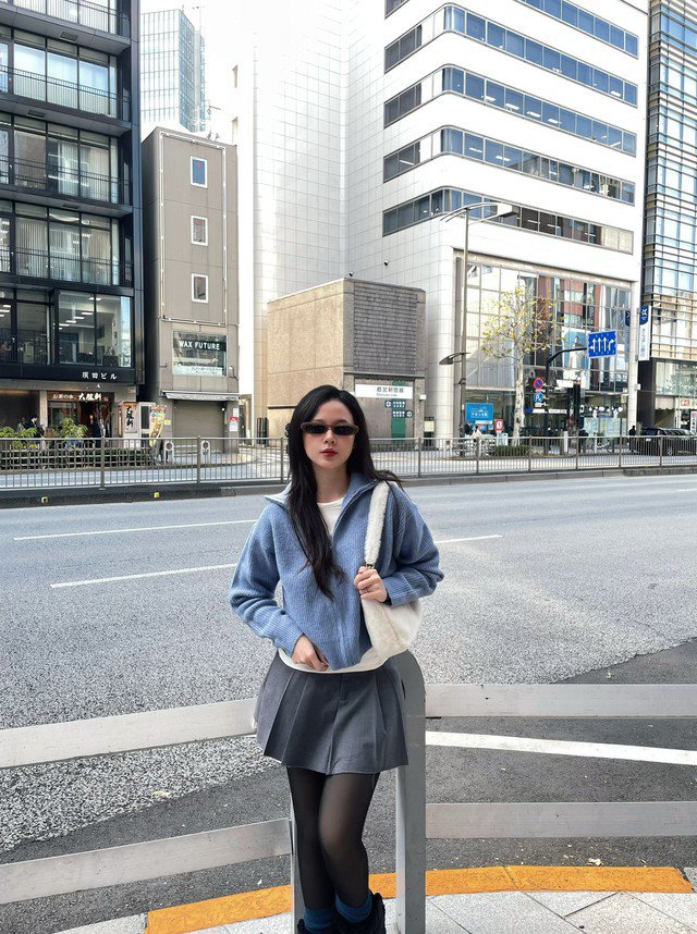 Gam xanh dịu nhẹ mang đến cảm giác bình yên, vừa đủ để Midu nổi bật theo cách rất riêng giữa phố thị.