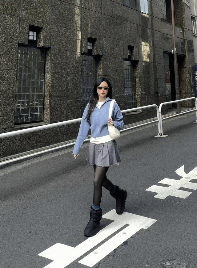 Sự kết hợp của sắc xanh và phom dáng tối giản giúp Midu toát lên vẻ trẻ trung, hiện đại mà không cần quá nhiều điểm nhấn.