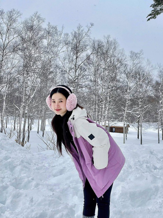 Giữa khung cảnh phủ đầy tuyết trắng, sắc hồng pastel giúp Midu trở nên ngọt ngào và nổi bật như một điểm nhấn dịu dàng.