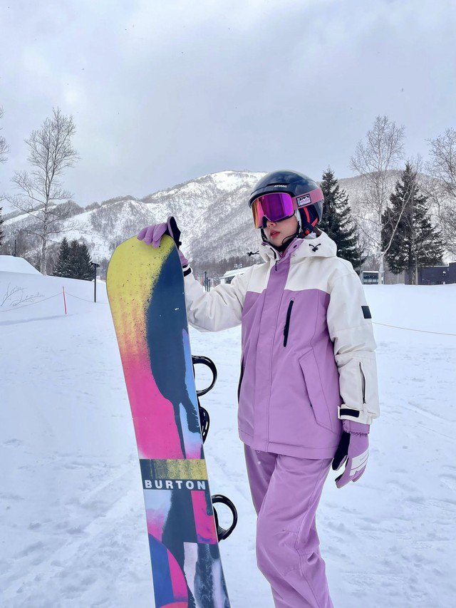 Gam hồng nhẹ nhàng kết hợp cùng thiết kế ấm áp mang đến hình ảnh vừa nữ tính, vừa trẻ trung cho Midu trong chuyến du lịch mùa đông.