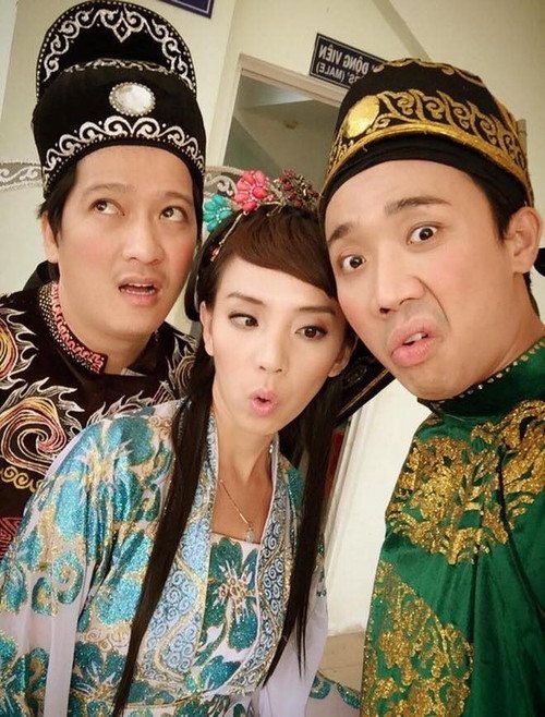 Bức ảnh bộ ba Trường Giang - Thu Trang - Trấn Thành (từ trái sang) thời đứng chung sân khấu do Tiến Luật chia sẻ.