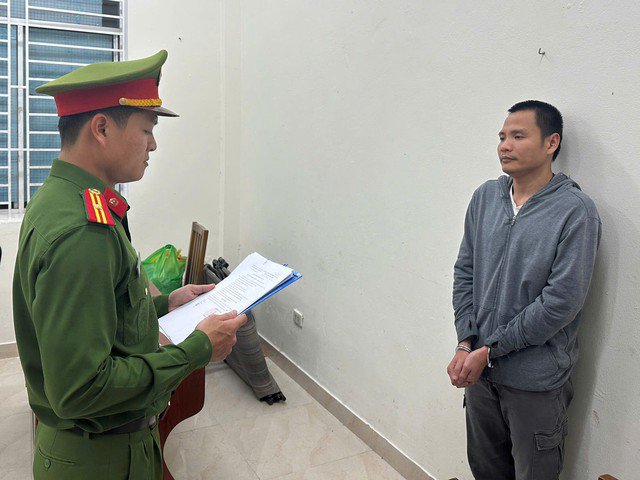 Cơ quan Cảnh sát điều tra Công an TP Đà Nẵng tống đạt các quyết định đối với Nguyễn Văn Nghĩa. Ảnh: CATP Đà Nẵng