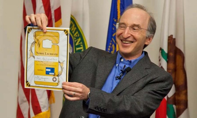 Chủ nhân Nobel Vật lý năm 2011, Saul Perlmutter, nhận giấy phép đỗ xe NL. Ảnh: Berkeley Side