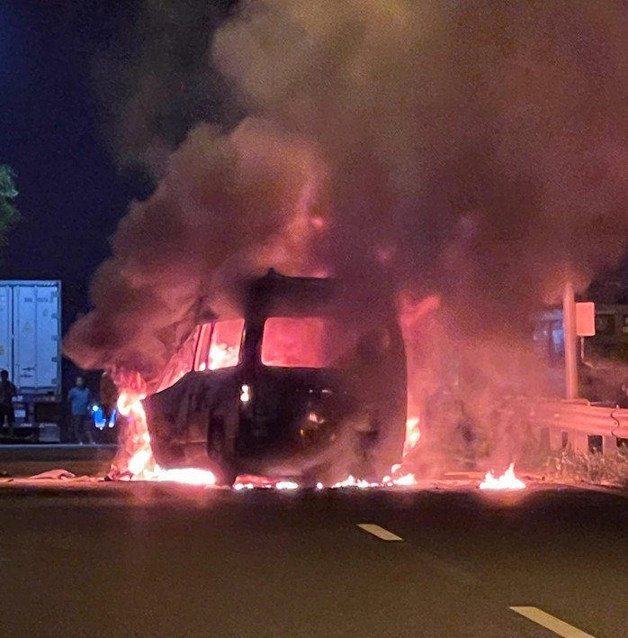 Xe cứu thương cháy ngùn ngụt sau khi tông đuôi container