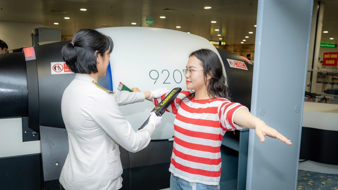 Kiểm tra an ninh tại khu vực nhà ga T2 Nội Bài mở rộng trong chuyến bay giả định. Ảnh: Phan Công