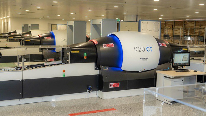 Hệ thống máy soi chiếu hành lý xách tay với máy soi cắt lớp 920CT 3D tích hợp công nghệ tự động trả khay. Ảnh: Phan Công