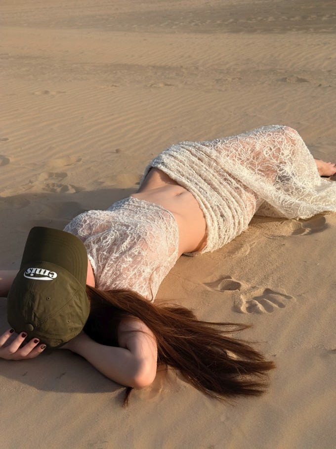 Người mẫu Lê Thúy nhận xét: "Cái eo này có thực sự là ba đứa chưa chị nè". Trong khi đó, hàng nghìn khán giả bày tỏ ngưỡng mộ thân hình Hồ Ngọc Hà: "Quá xuất sắc", "Body vạn người mê", "Đẹp quá chị ơi", "Đẹp xỉu luôn chị ơi'...