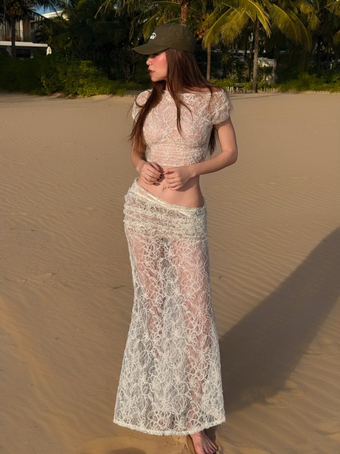 Hồ Ngọc Hà đang có chuyến công tác ngắn ngày tại biển Hồ Tràm để chuẩn bị cho màn trình diễn trong đêm chung kết Miss Cosmo International 2025.