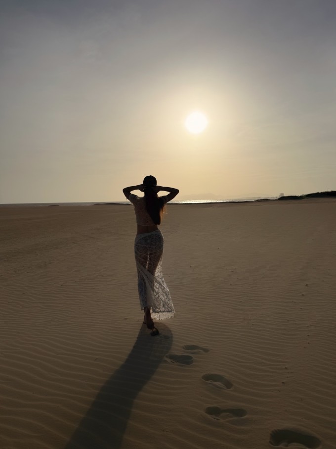 Hồ Ngọc Hà sinh năm 1985, có ba con Subeo (15 tuổi), Lisa và Leon (6 tuổi). Ca sĩ cho biết duy trì chế độ ăn uống healthy và tập thể dục thường xuyên để giữ dáng. Cô tập kết hợp các môn gym và yoga mỗi ngày, kể cả khi đi du lịch hay công tác nước ngoài và coi đó là một phần không thể thiếu trong cuộc sống.