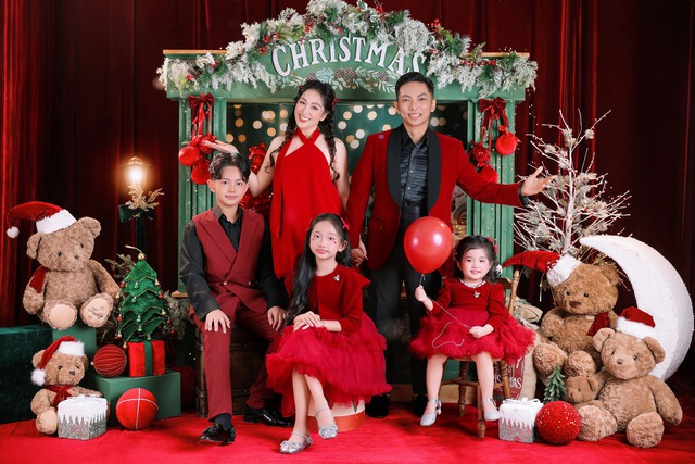 Về mối quan hệ của Khánh Thi - Phan Hiển, được biết, 17 năm trước Khánh Thi nên duyên cùng Phan Hiển. Thời điểm ấy, Khánh Thi sau khi thành công với 2 HCV Đại hội thể thao trong nhà châu Á cô tuyên bố giã từ sự nghiệp thi đấu. Kể từ đây, cô chú tâm vào kinh doanh, làm huấn luyện viên đào tạo các tài năng trẻ, đồng thời thử sức mình với vai trò ca sĩ, diễn viên. Năm 2008, Khánh Thi vào Sài Gòn lập nghiệp và đã mở CLB khiêu vũ thể thao mang tên mình.