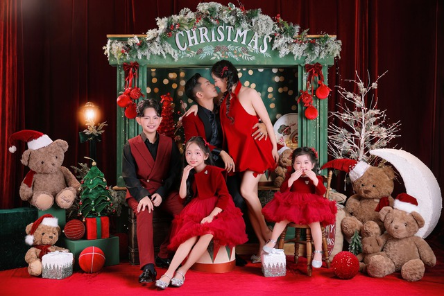 Trong quá trình làm huấn luyện viên đào tạo các tài năng trẻ, Khánh Thi gặp Phan Hiển rồi dần nảy sinh tình cảm. Thời điểm công khai mối quan hệ, cặp đôi nhận không ít ý kiến trái chiều của dư luận.