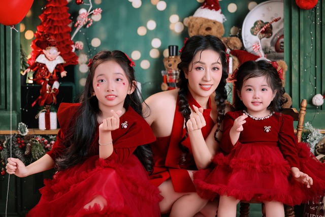 Sau đám cưới với chồng kém 11 tuổi, cuộc sống lẫn sự nghiệp của Khánh Thi lên như diều gặp gió. Hồi đầu năm, người đẹp trở thành Viện trưởng Viện Văn hóa - Nghệ thuật của một trường Đại học ở TP.HCM. Khánh Thi cho biết, cô thấy vinh dự khi được nhà trường tin tưởng giao nhiệm vụ quan trọng này và mong muốn nhận được sự ủng hộ, đồng hành của các thầy cô giáo và sinh viên.