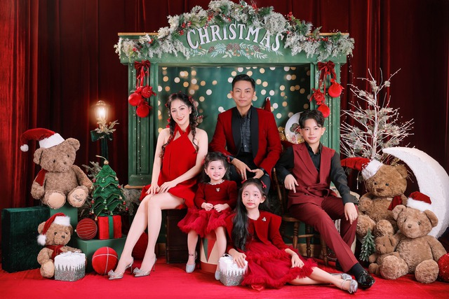 Tổ ấm hạnh phúc viên mãn của Khánh Thi - Phan Hiển và 3 con đẹp như thiên thần.