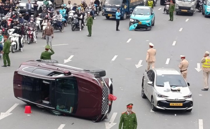 Ô tô lật nghiêng sau tai nạn liên hoàn.