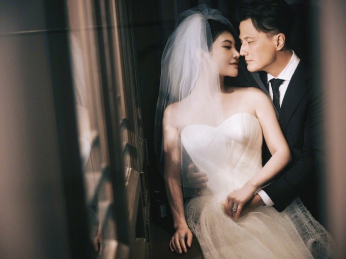 Ngày 18/12, loạt ảnh cưới của Từ Đông Đông và chồng, Doãn Tử Duy, được công bố. Sina Entertainment độc quyền tiết lộ, hai nghệ sĩ sẽ tổ chức đám cưới vào ngày 26/2/2026 tại quê nhà của cô dâu ở Harbin. Ngoài ra, họ sẽ làm thêm một tiệc mừng ở Thượng Hải để chia sẻ niềm vui với bạn bè, đồng nghiệp.