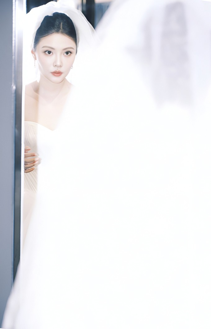 Từ Đông Đông là người mẫu, diễn viên người Cáp Nhĩ Tân, Hắc Long Giang. Cô tốt nghiệp khoa Sân khấu của Học viện Nghệ thuật Quân đội Trung Quốc. Cô đóng nhiều phim như 'Dư tội', 'Giới văn phòng hoa lệ', 'Thần bài 3', 'Hải thượng vương', 'Trùm Hương Cảng'... Có hình thể nóng bỏng nên cô được gọi là 'bom sex' của làng giải trí Hong Kong.