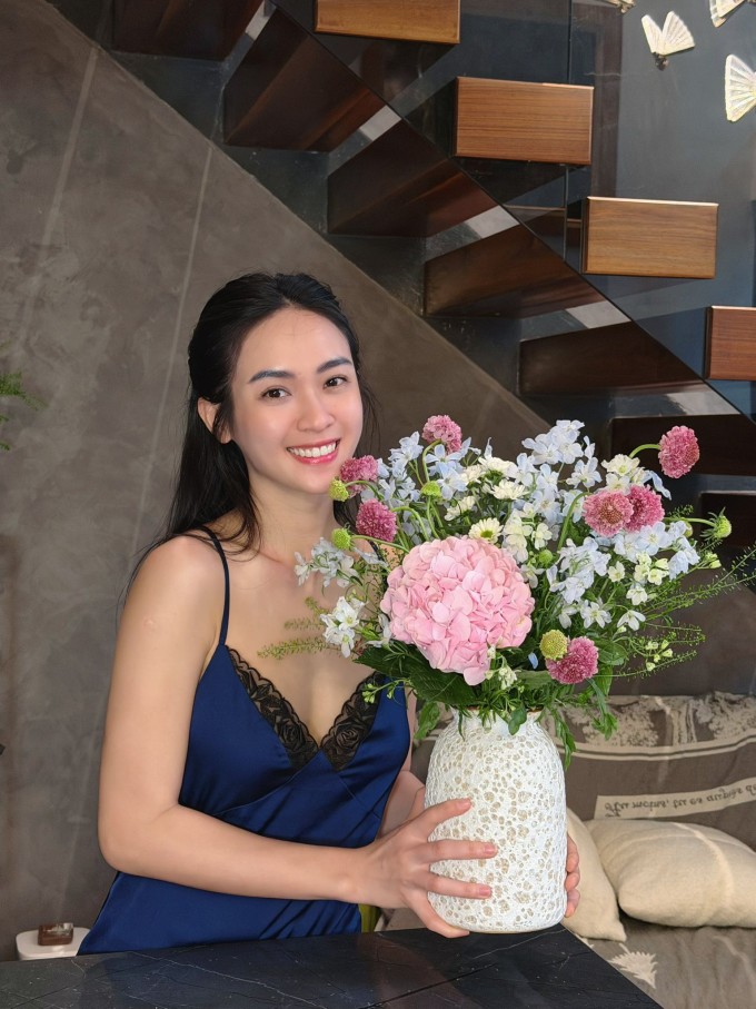 Vũ Thúy Quỳnh mặc gợi cảm cắm hoa.