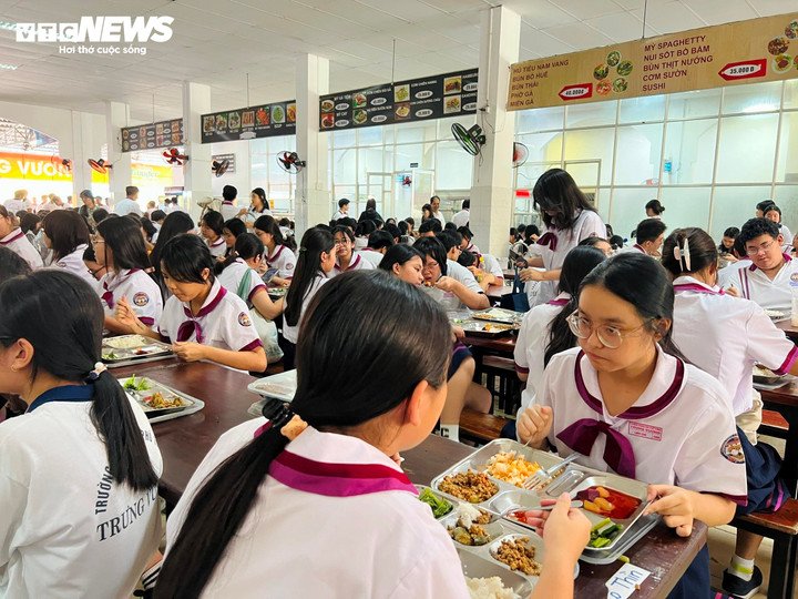 Học sinh ăn trưa tại căn tin trường.