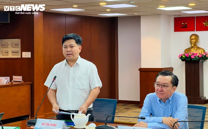 Ông Hồ Tấn Minh – Chánh Văn phòng Sở GD&amp;ĐT TP.HCM thông tin tại buổi họp báo.