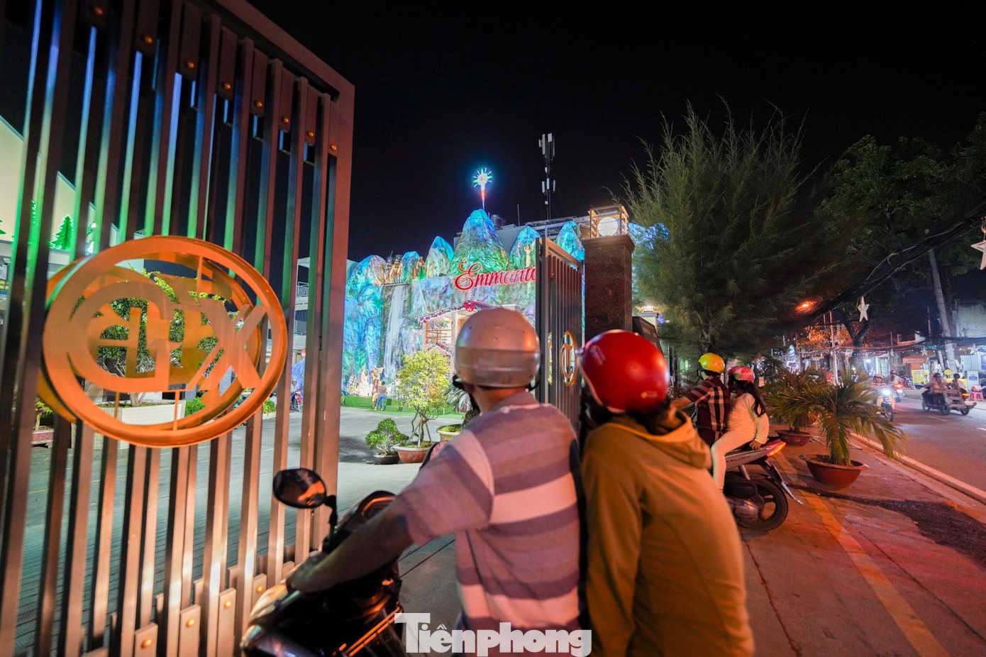 Hang đá nhà thờ Bình An Thượng còn nhiều chi tiết trang trí chưa được lắp đặt, song bà con giáo dân vẫn đến chiêm ngưỡng rất đông mỗi tối, ngay cả trước giờ mở cửa.