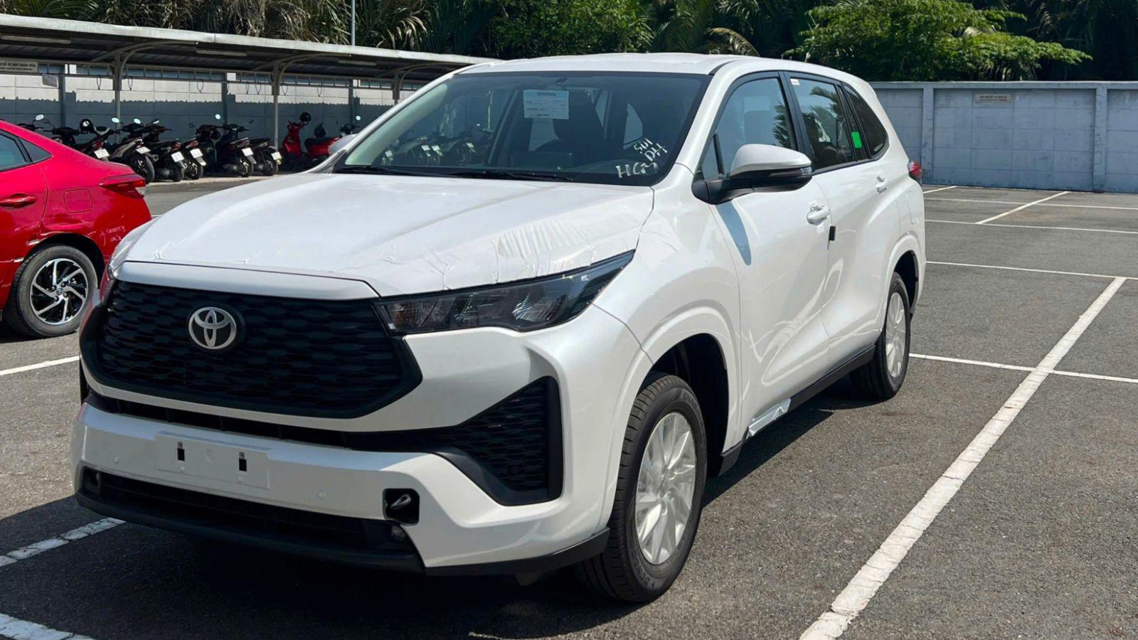 Toyota Innova Cross 2.0G được chốt giá bán lẻ đề xuất ở mức 730 triệu đồng.