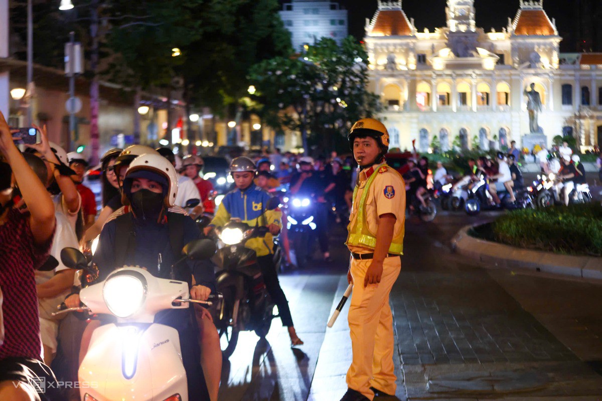 CSGT đảm bảo trật tự trên phố đi bộ Nguyễn Huệ. Ảnh: Quỳnh Trần