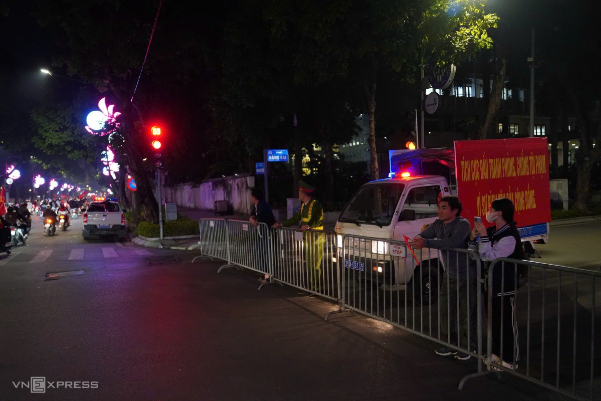 Lúc 23h, cảnh sát giao thông lập rào chắn phân luồng giao thông trên phố Huế, đoạn hướng về Hồ Gươm - trung tâm Hà Nội. Ảnh: Hoàng Giang