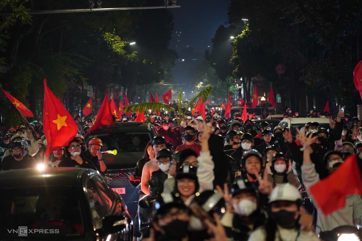 Biển người đổ ra đường mừng Việt Nam thắng Thái Lan - 67