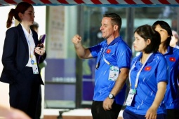 Trợ lý HLV Mai Đức Chung đi tìm trọng tài sau chung kết, chất vấn quan chức SEA Games