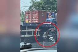 Clip: Rợn người cảnh xe máy liều lĩnh chui qua gầm container giữa đường đông