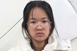 Hà Nội: Cô gái sinh năm 2006 bị bắt giữ khi mang 2 lọ 'dung dịch lạ' đi bán