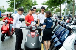 VinFast dẫn dắt xu hướng xe điện, xe xăng xuống giá hàng loạt trong mùa cao điểm cuối năm