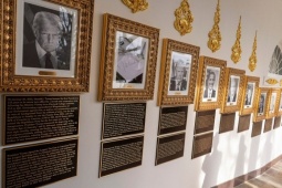 Ông Trump cho treo ảnh châm chọc hai người tiền nhiệm