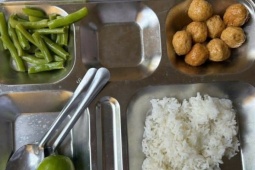 Suất ăn bán trú gần 40.000 đồng bị tố lèo tèo, trường phản bác